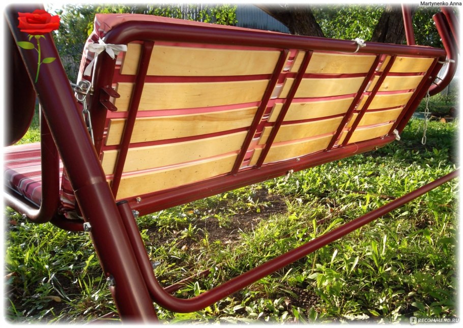 Подвесные качели под навесом