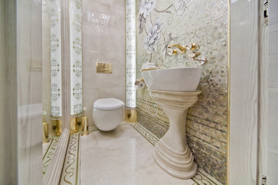 Ванная мрамор с золотом
