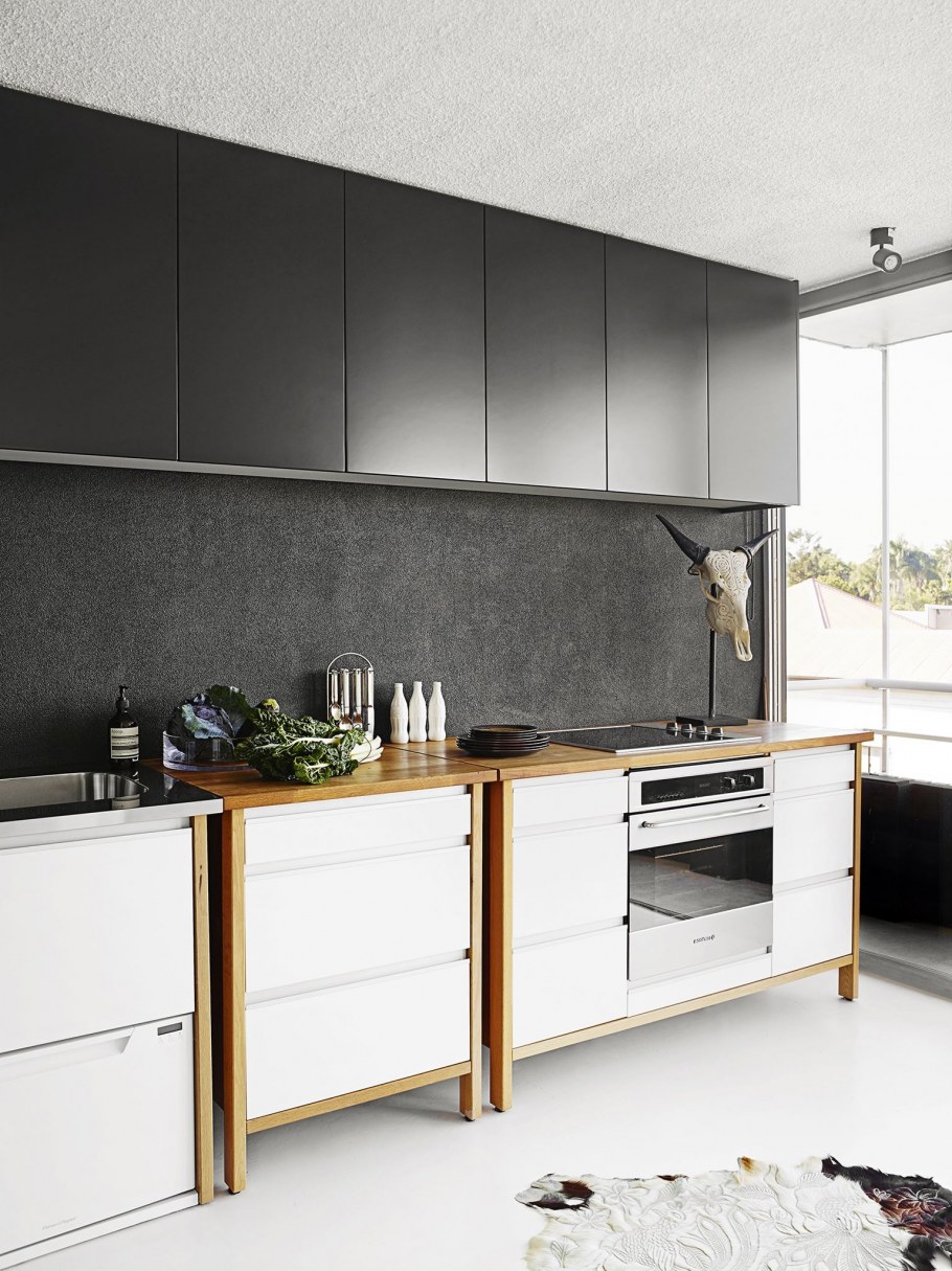 Бело графитовая кухня
