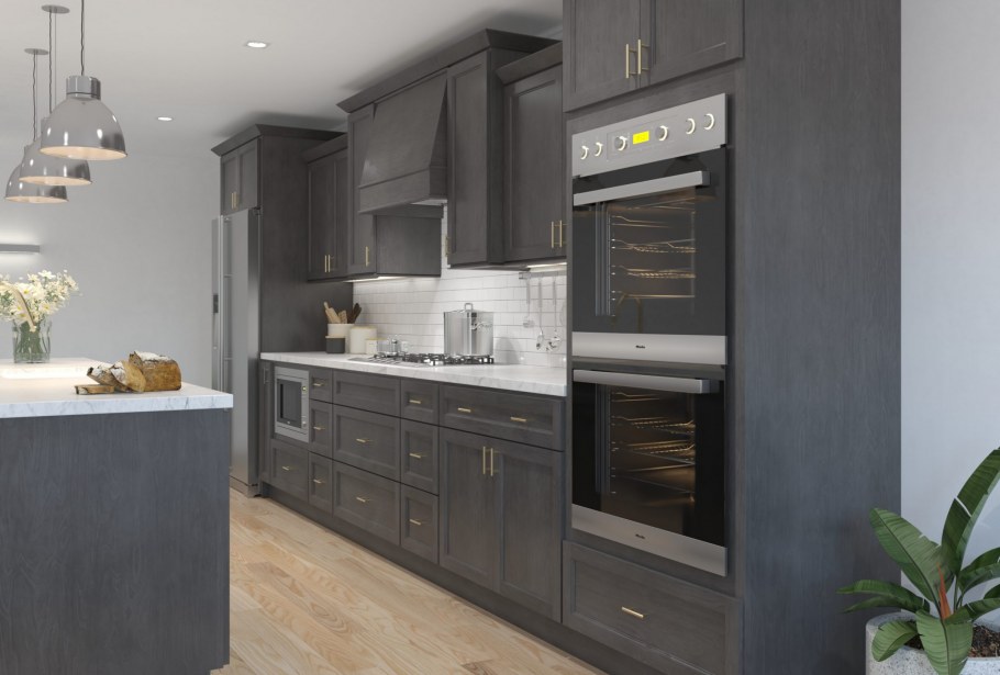 Графитовая кухня с золотой фурнитурой