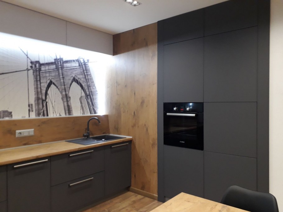 Кухня прямая белое дерево с графитом