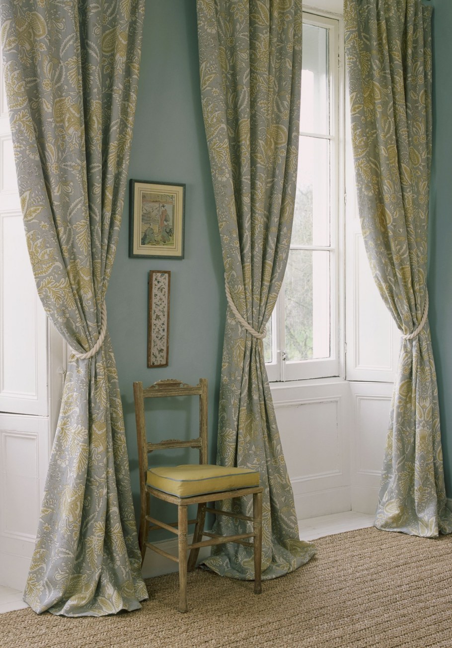 Черные бархатные шторы в интерьере