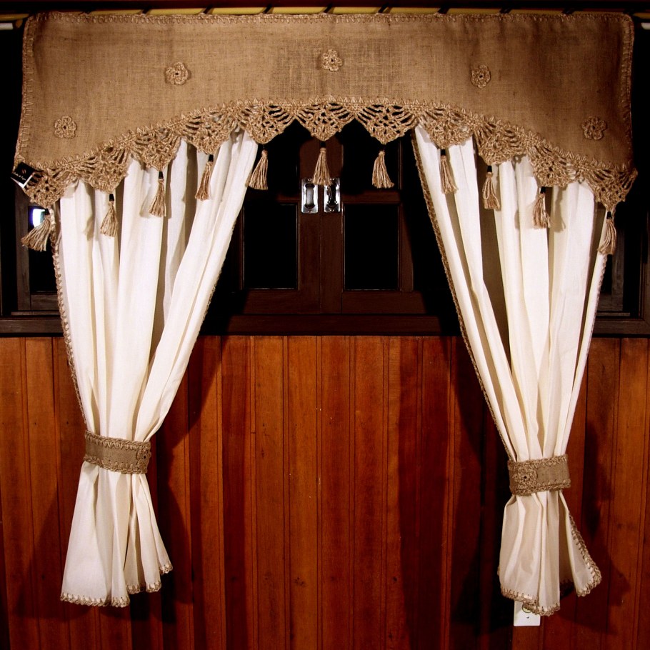 Шторы в викторианском стиле
