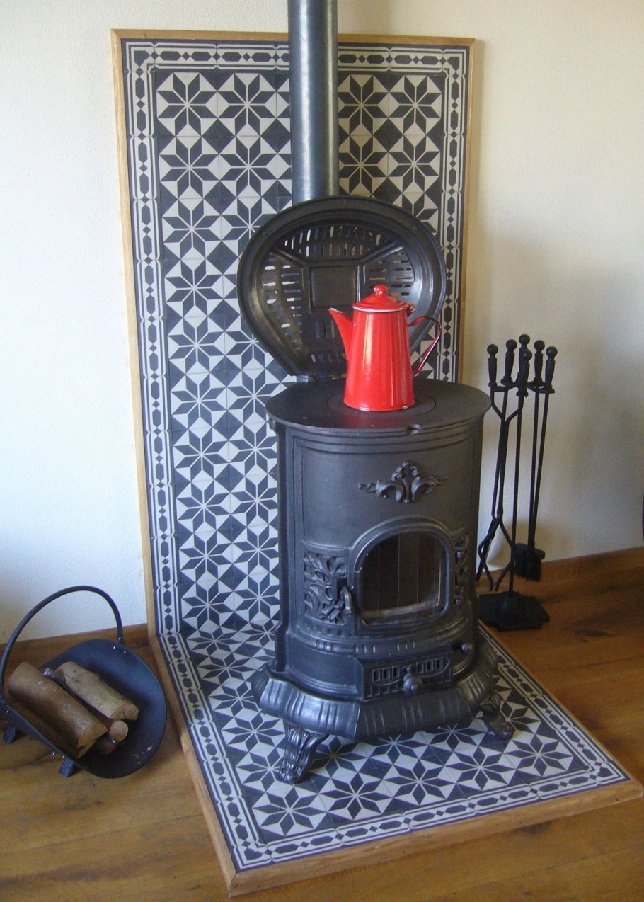 Чугунный камин в деревянном доме