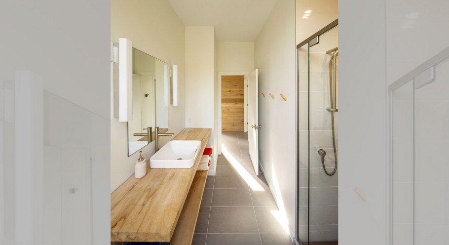 Душевая с деревянной столешницей