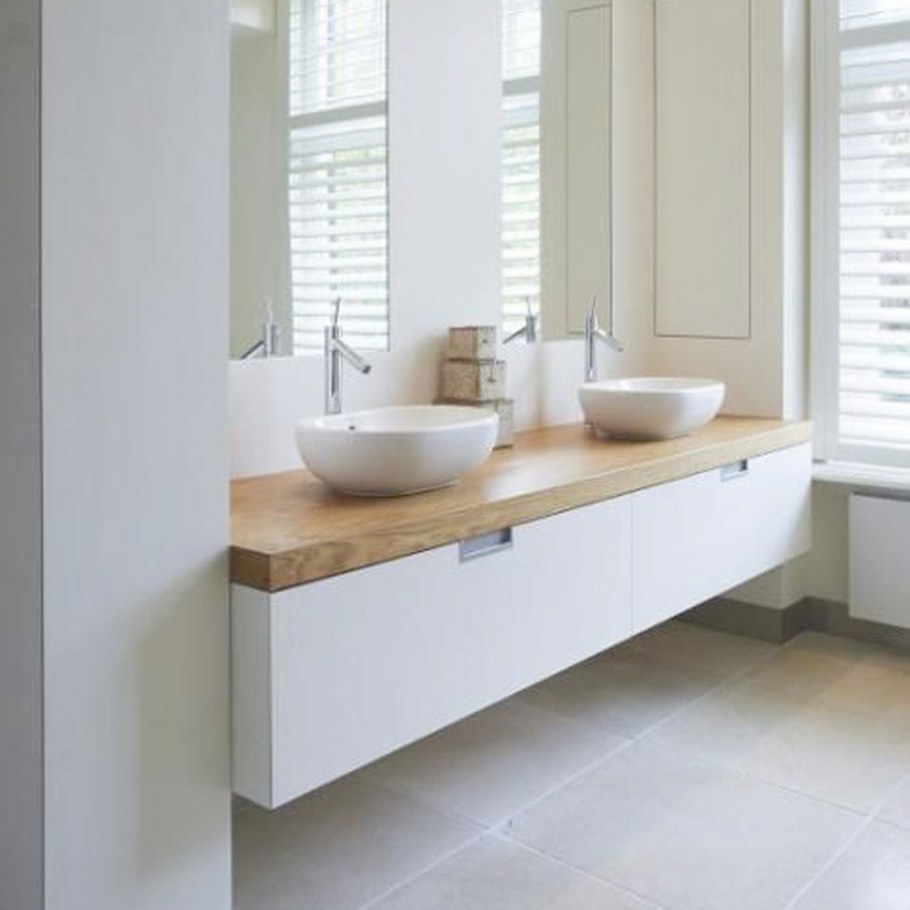 Белая ванная с деревянной столешницей