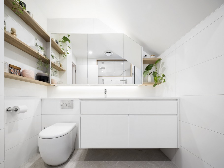 Серая ванная с деревянной столешницей