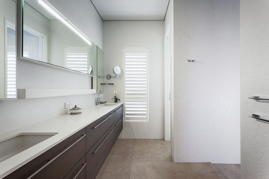 Ванная с деревом