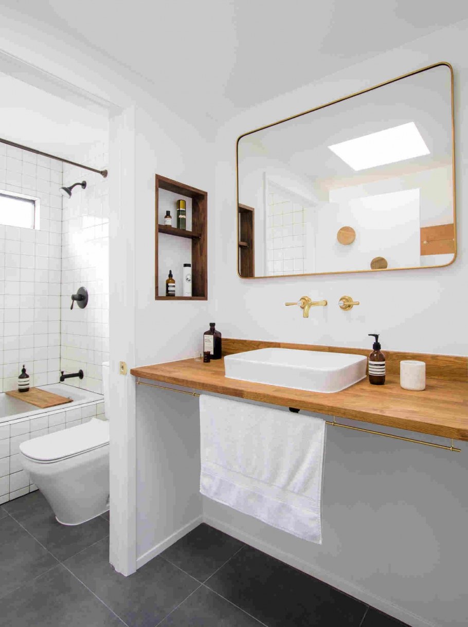 Ванная с деревянной столешницей
