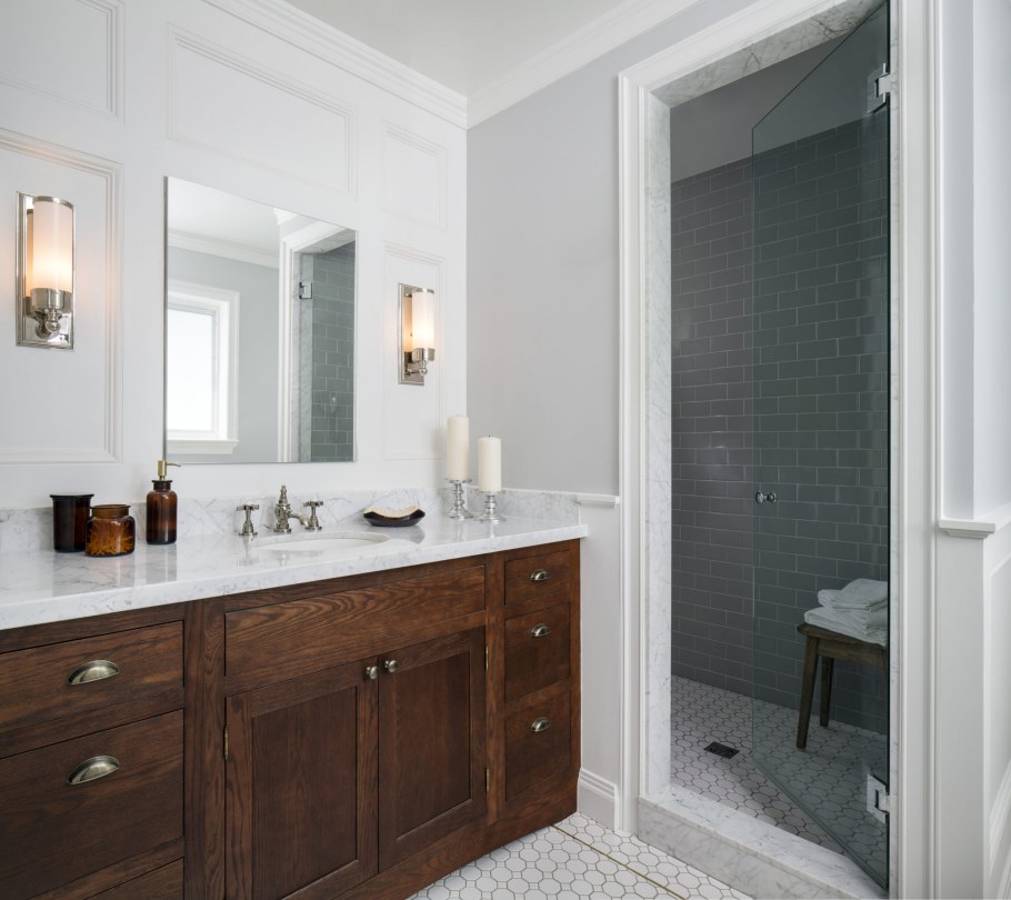 Плитка кабанчик и дерево в ванной