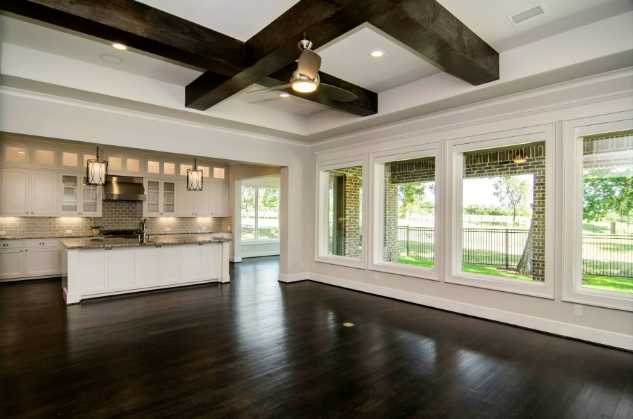 Потолок с темными балками