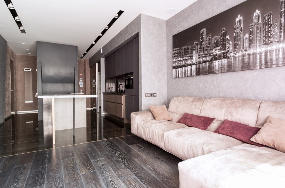Квартира студия с темными полами