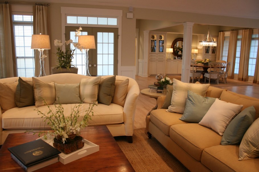 Песочный тон дивана