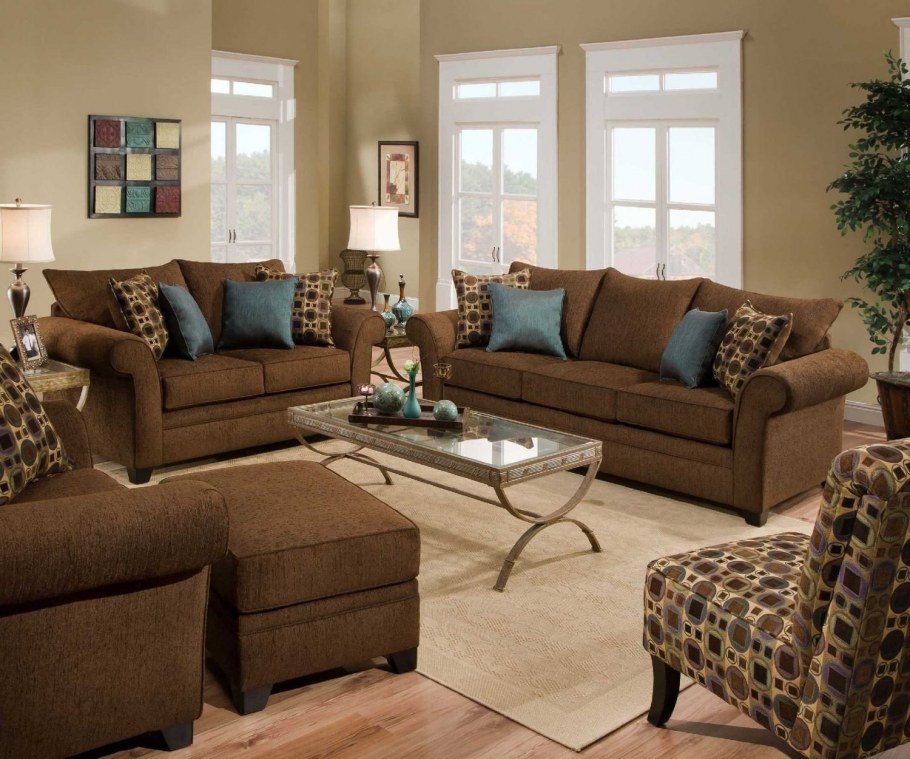 Декоративные подушки на коричневый диван