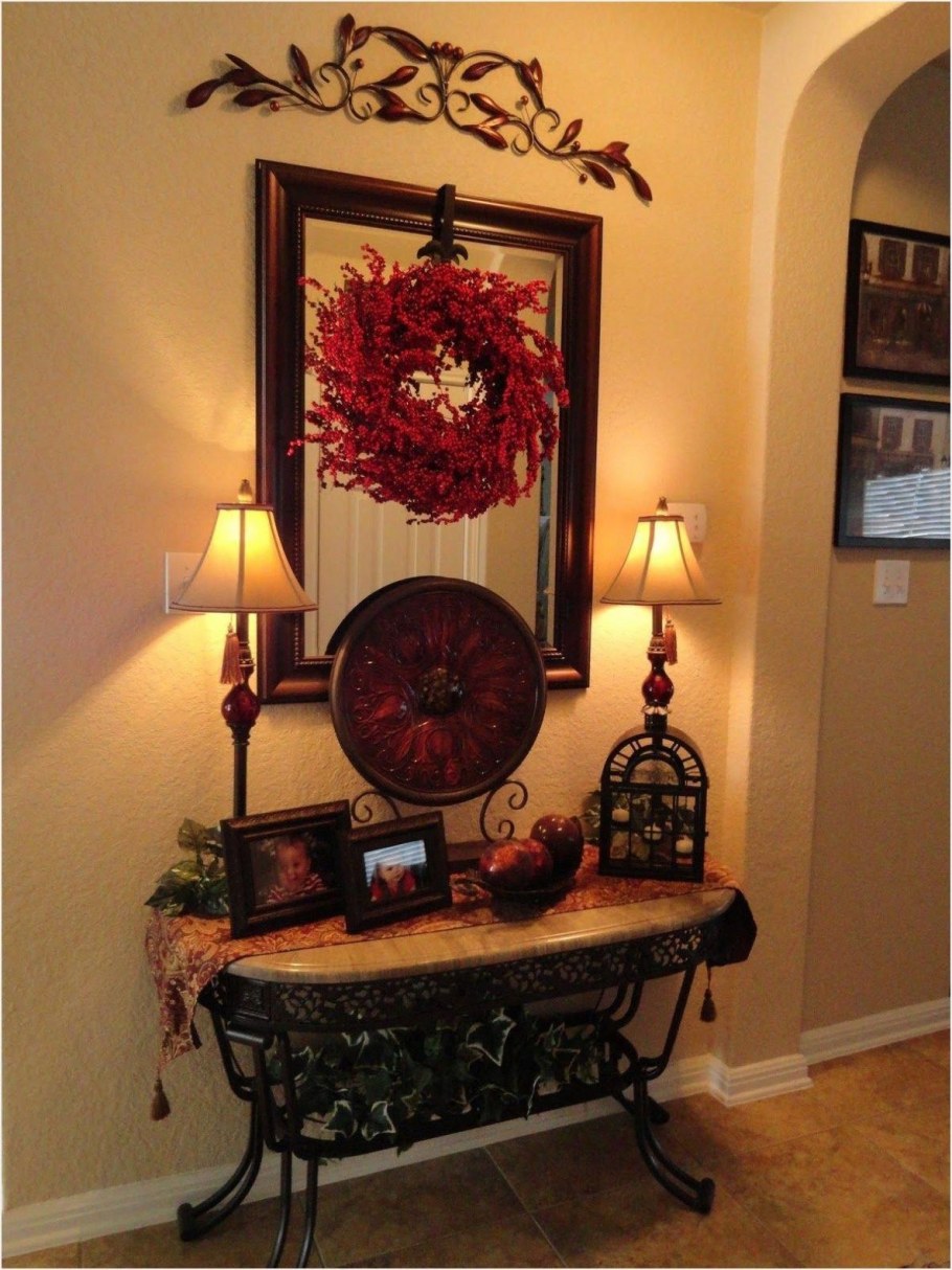 Интерьерное украшение в прихожей