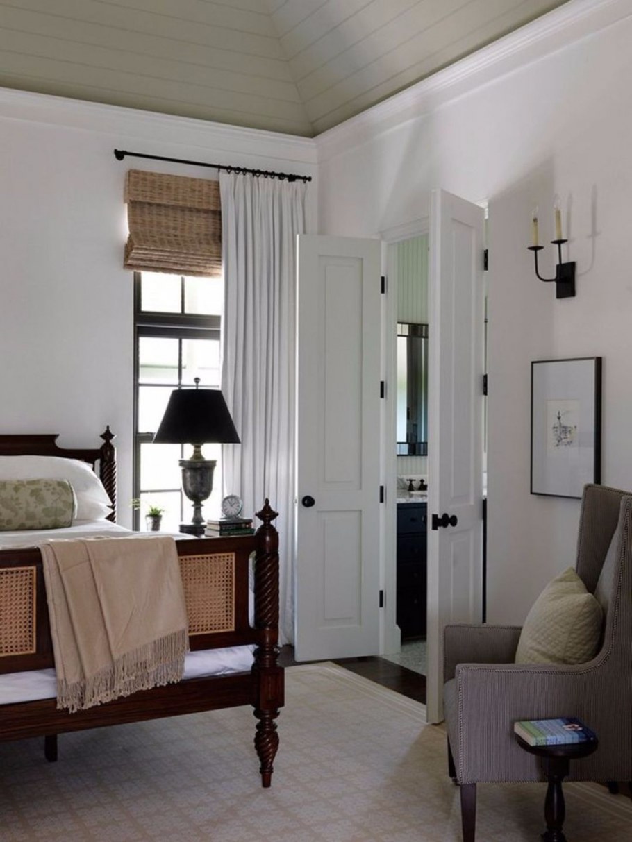 Двери в колониальном интерьере