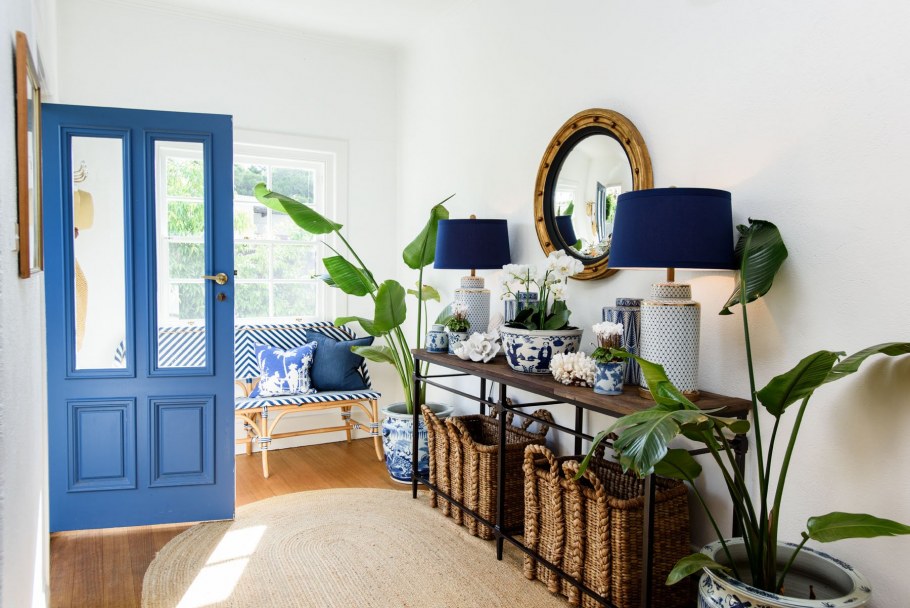 Прихожая в колониальном стиле в квартире
