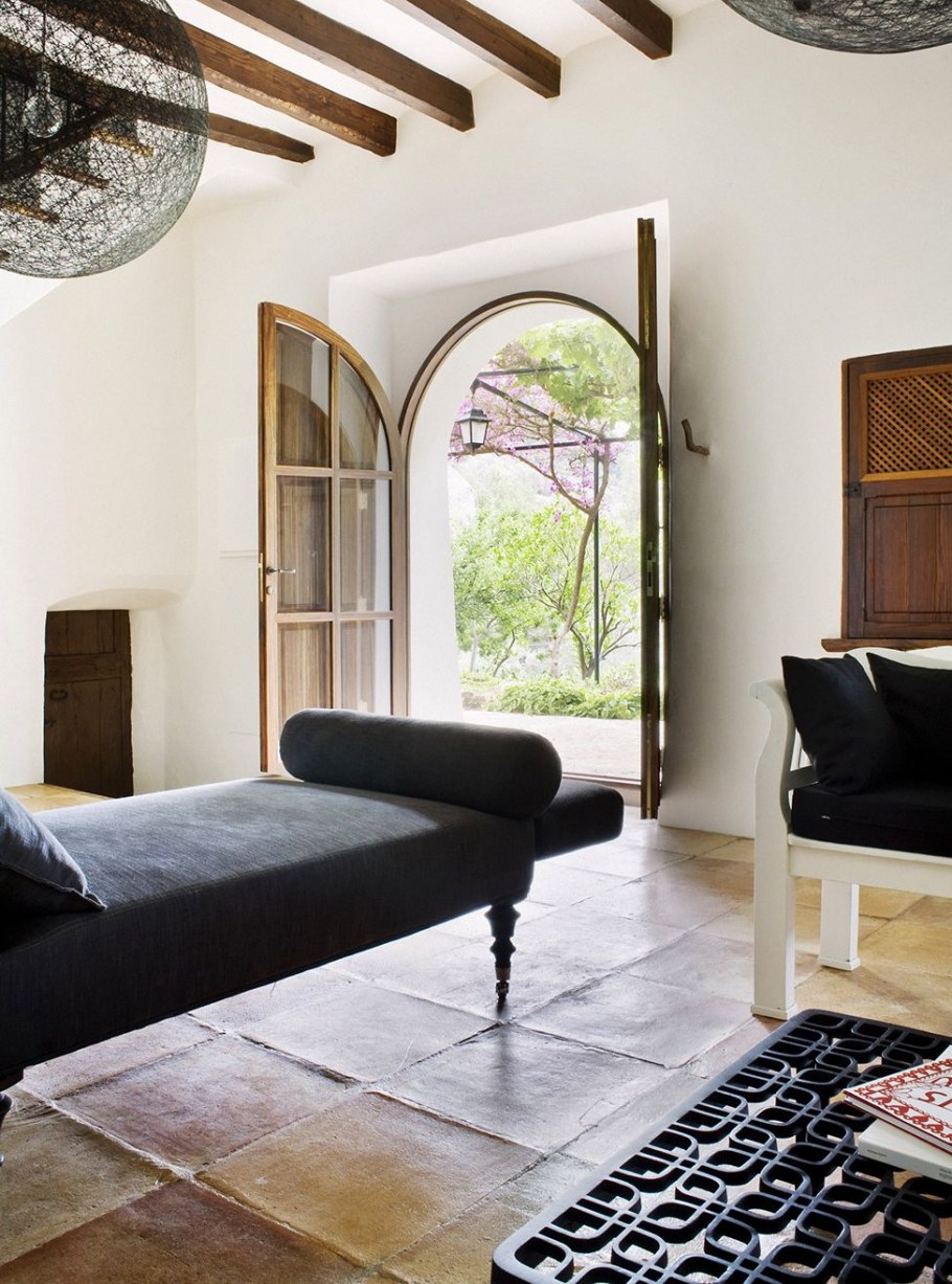 Двери в колониальном стиле