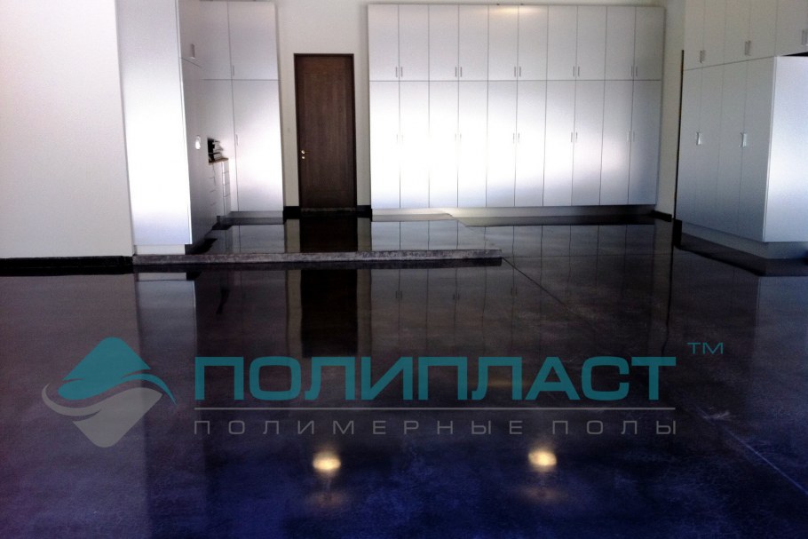 Черный бетонный пол