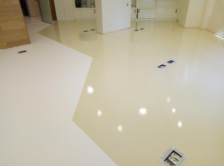 Эпоксидный наливной пол в прихожей