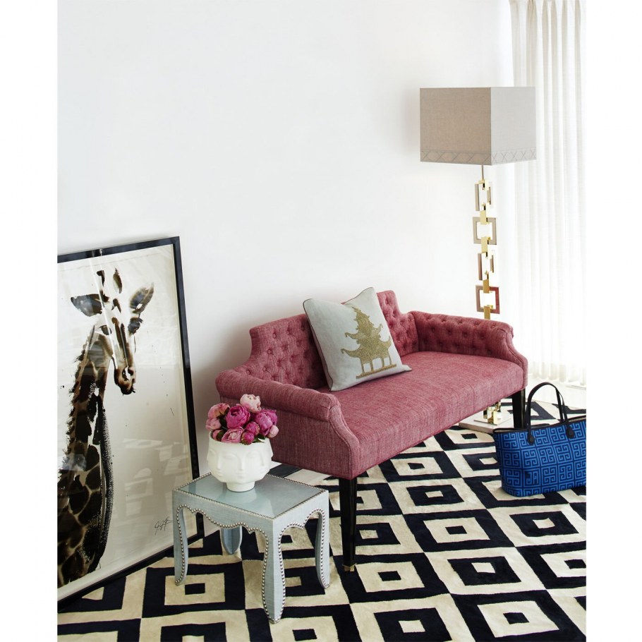 Диван ягодного цвета в интерьере