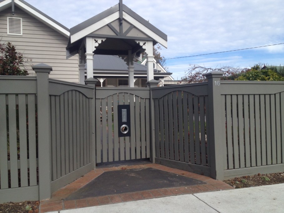 Забор перед домом