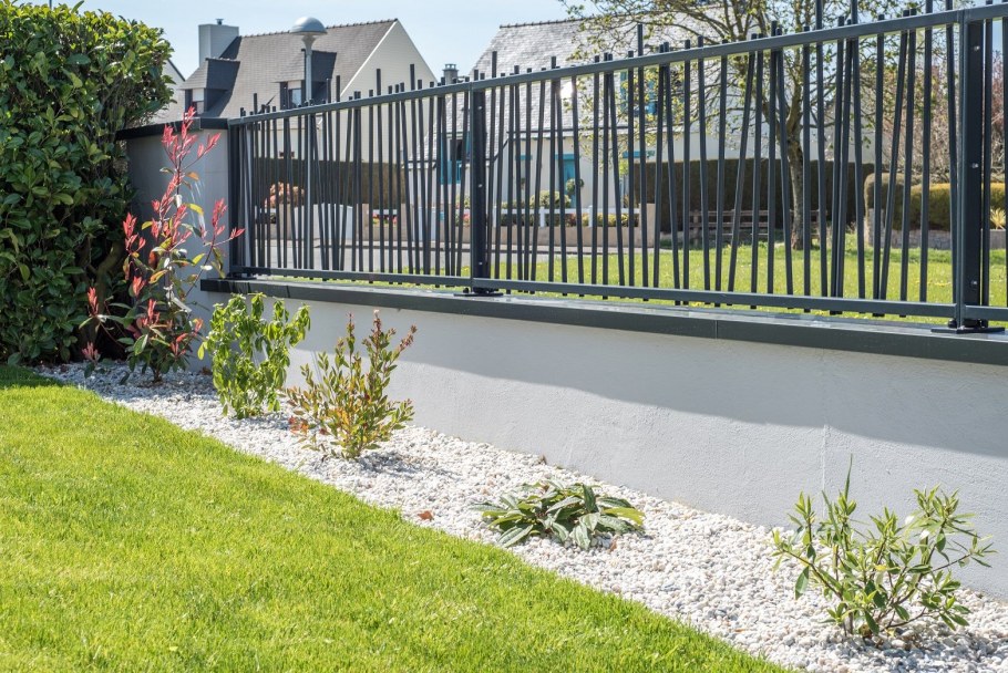 Секция забора металлическая стиль современный