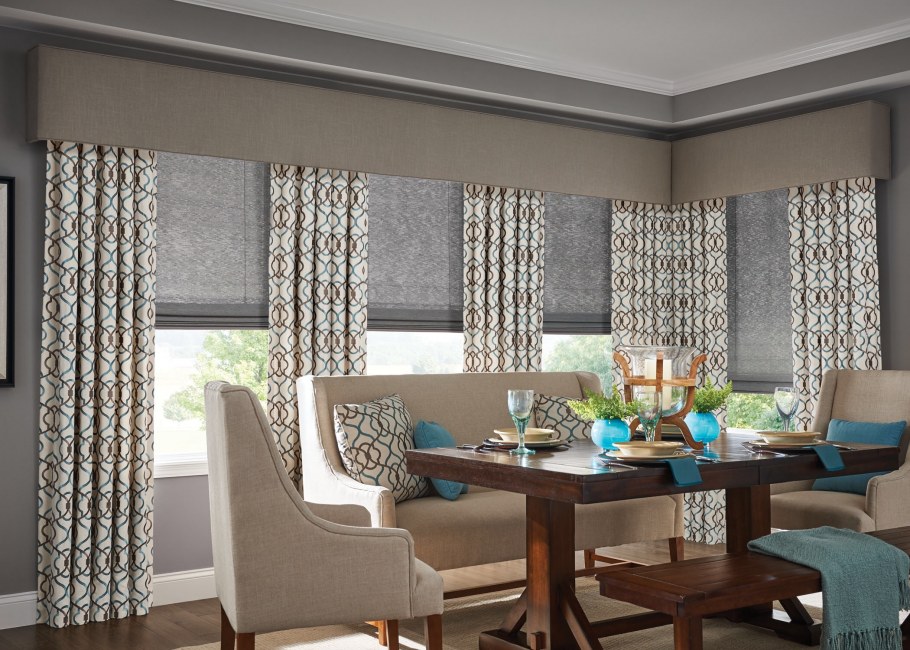 Пестрые шторы в интерьере гостиной