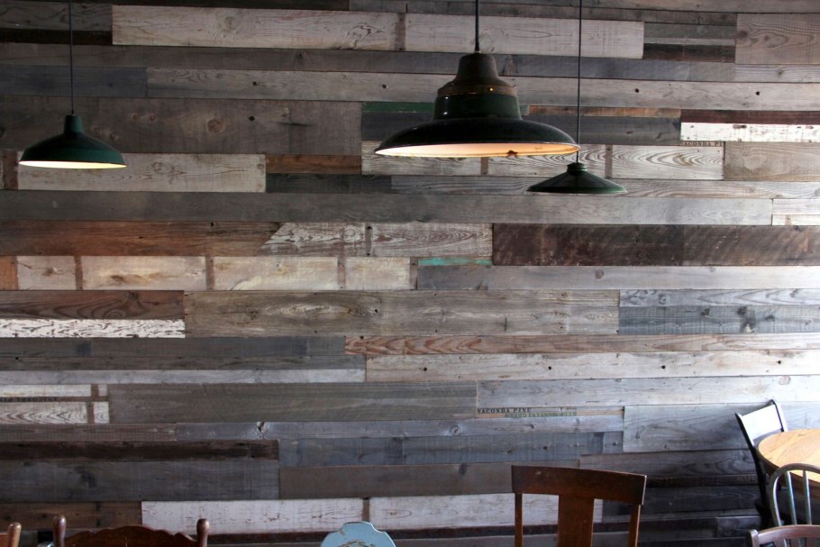 Потолок из амбарной доски