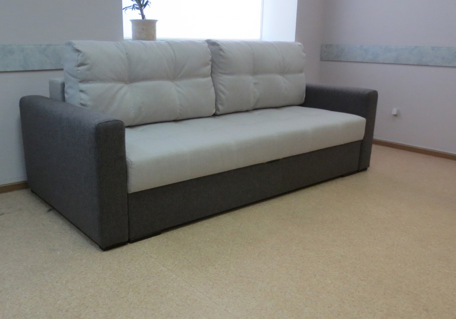 Диван с широкими подлокотниками