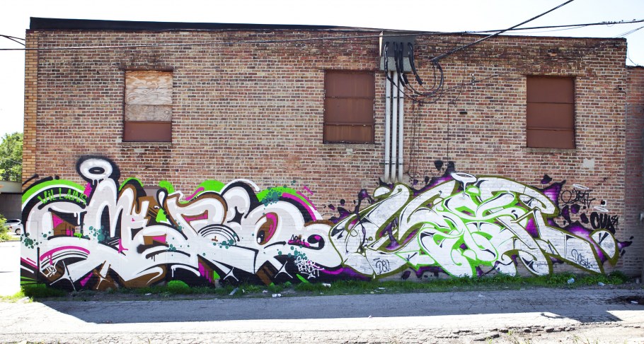 Граффити на стене дома