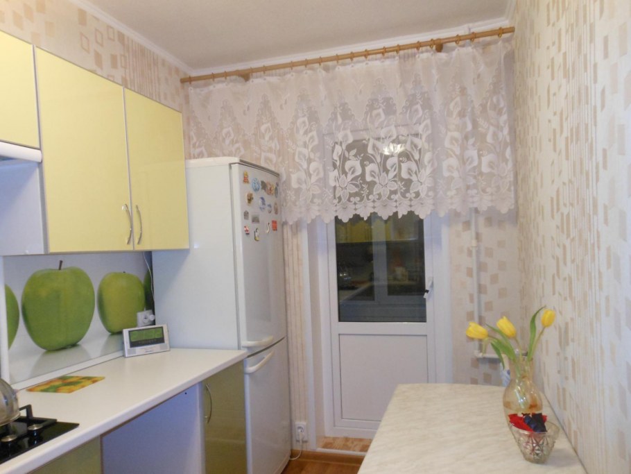 Салатовые обои на кухне