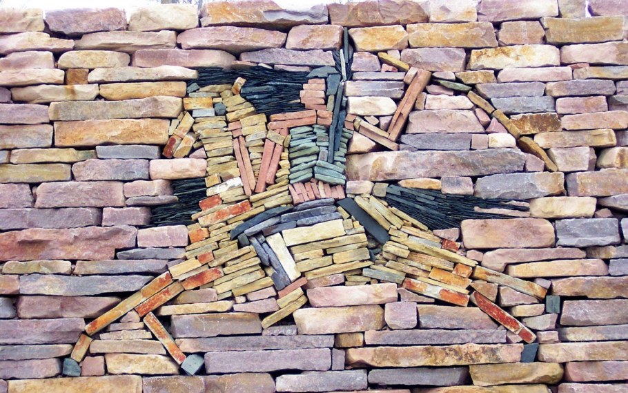 Узоры из камня на стене