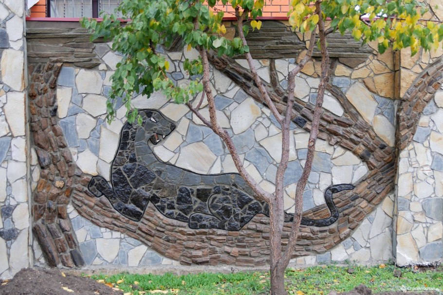 Мозаика из природного камня на стене