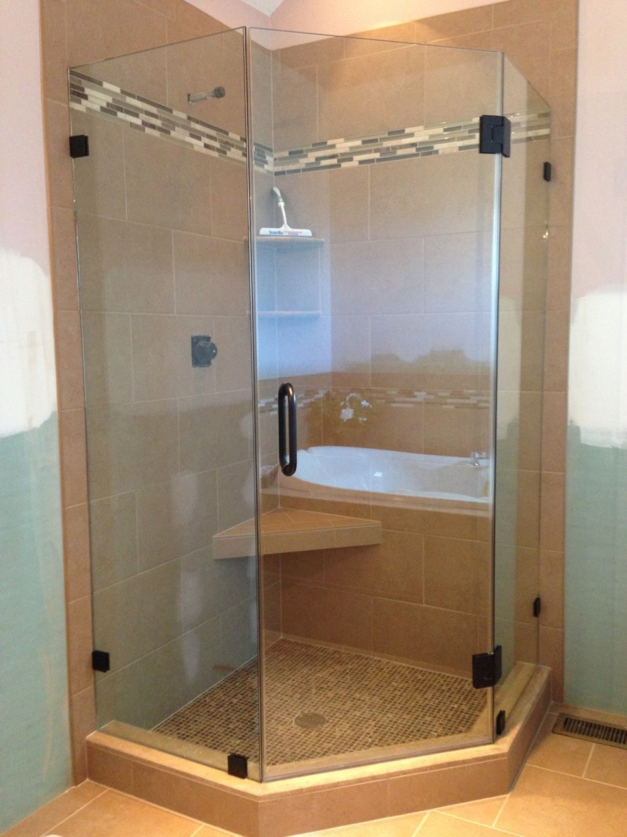 Душевой поддон и шторка в ванной