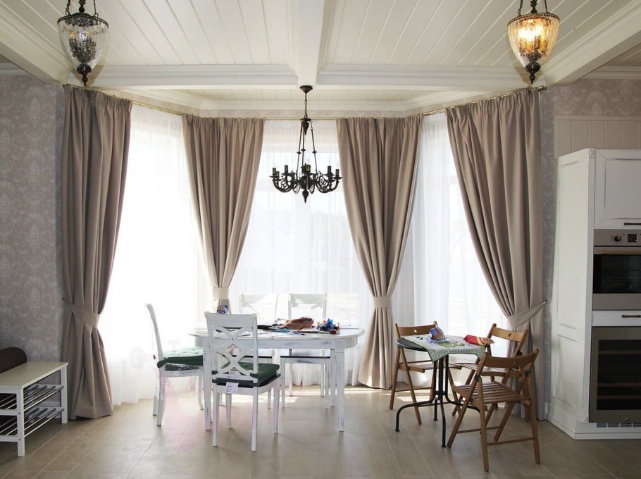 Шторы в эркере