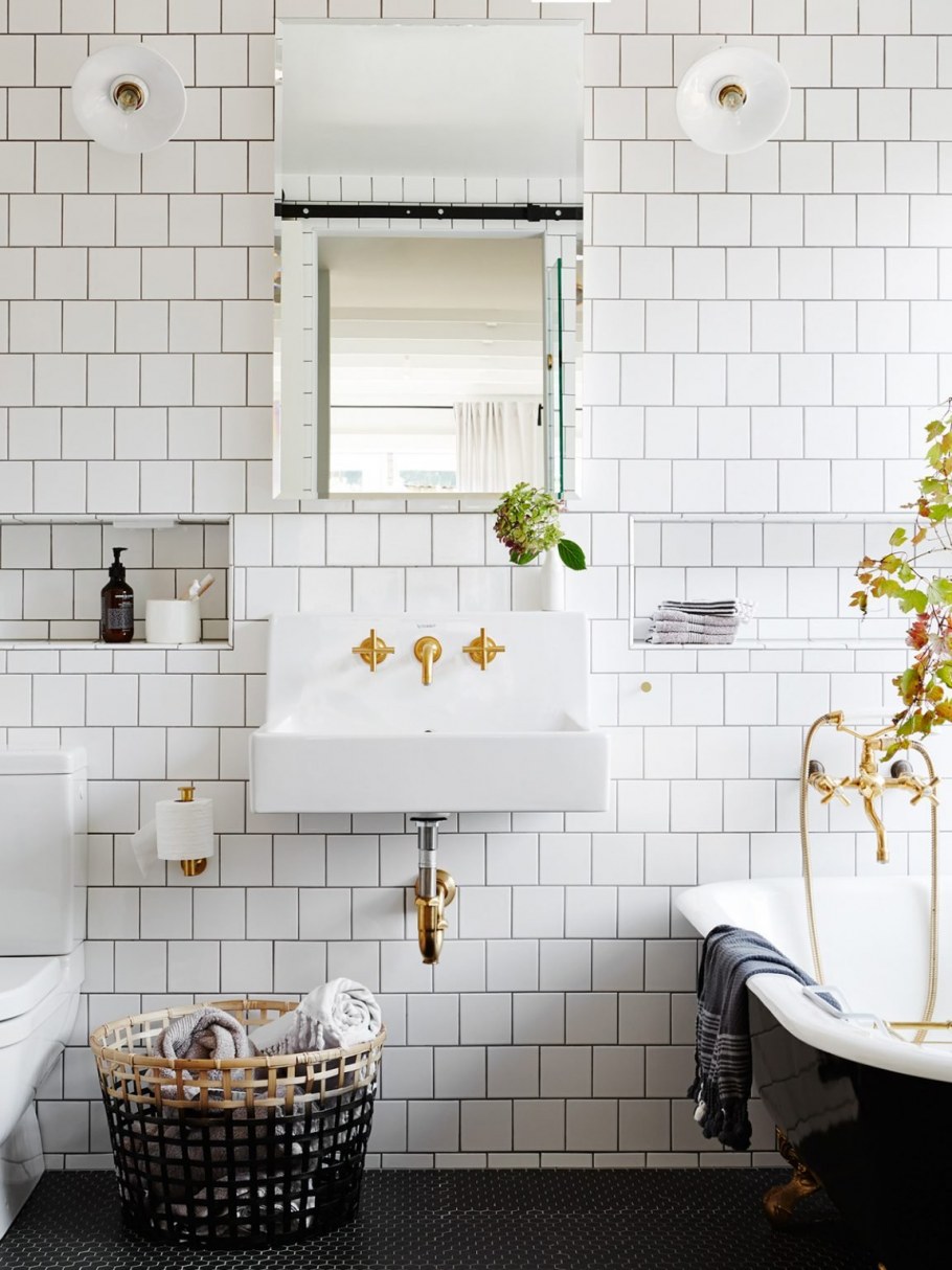 Ванная с белой плиткой