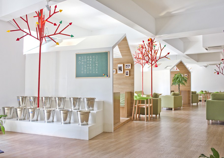 Дерево в интерьере школы