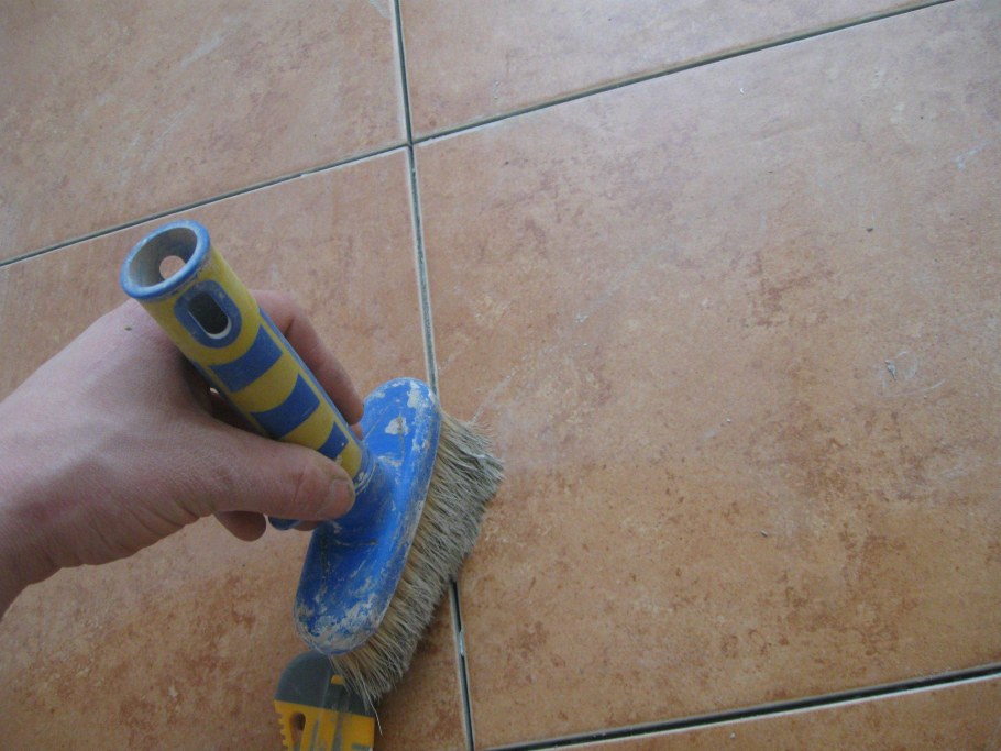 Расшивка швов керамической плитки