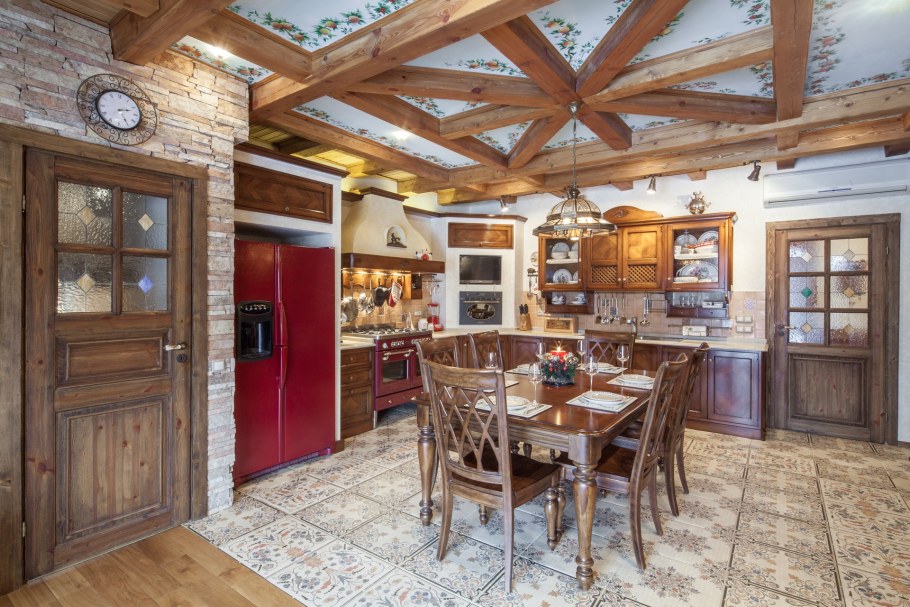 Обеденная зона в гостиной Шале