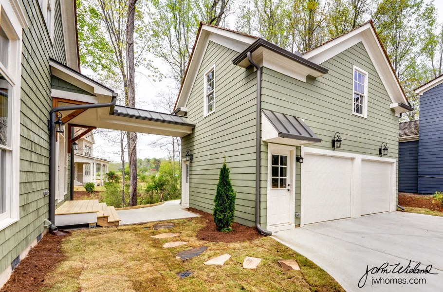 Терраса между домом и гаражом