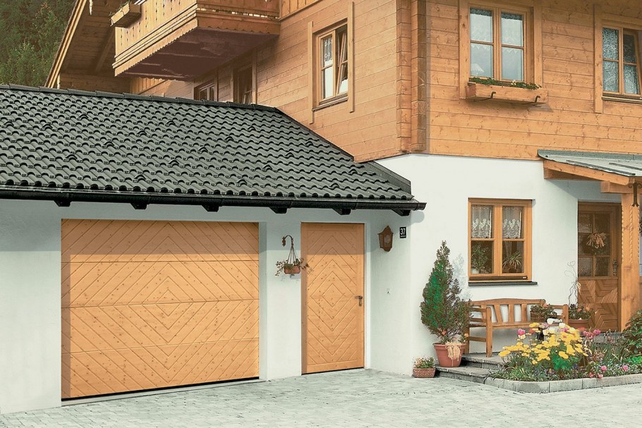 Двухэтажный дом с двором