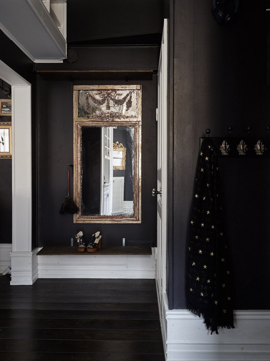 Прихожая в темном цвете