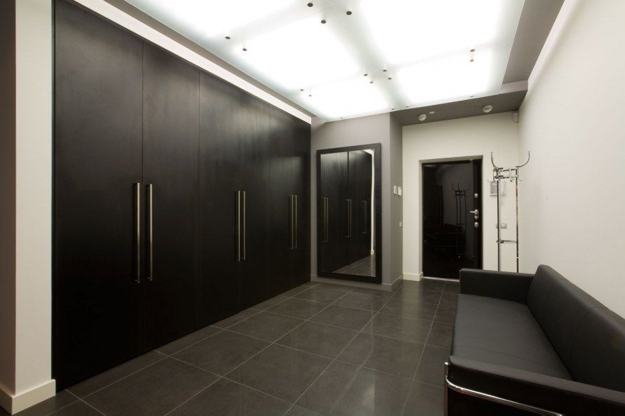 Холл с темным полом
