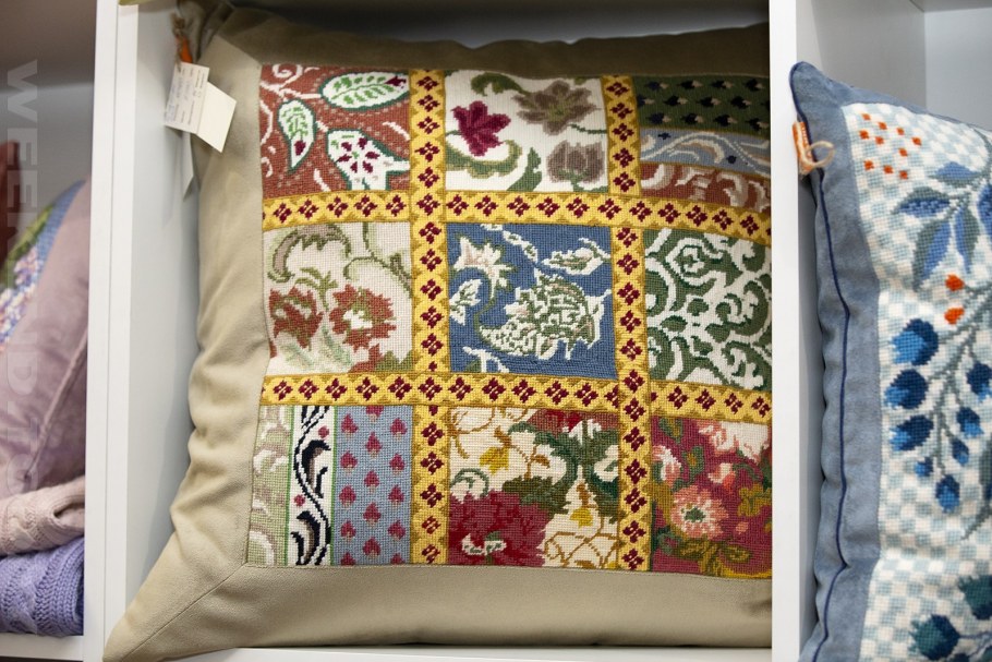 Вышивка на диванных подушках