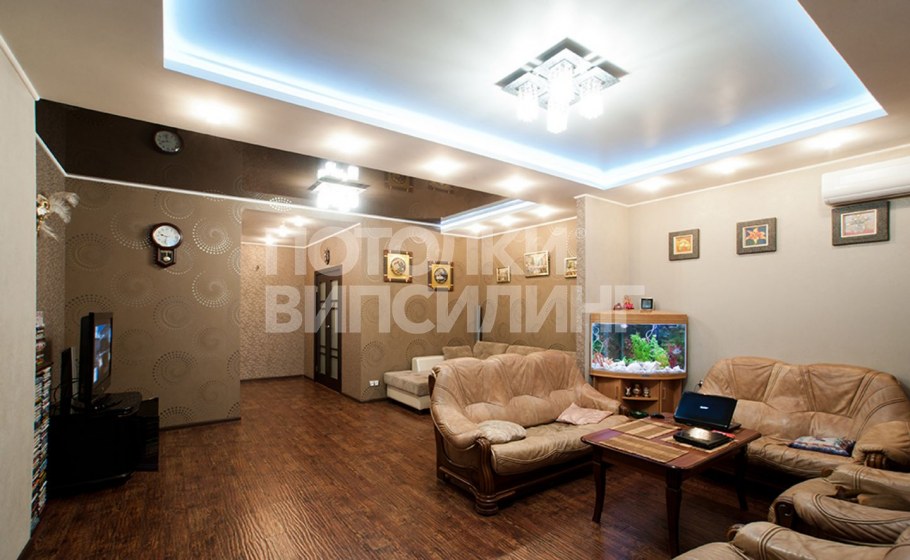 Двухуровневый натяжной потолок с подсветкой в гостиной