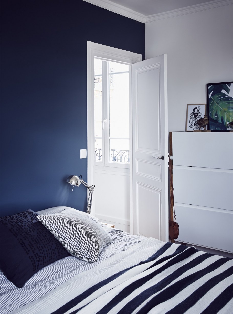 Спальня с темно синей стеной