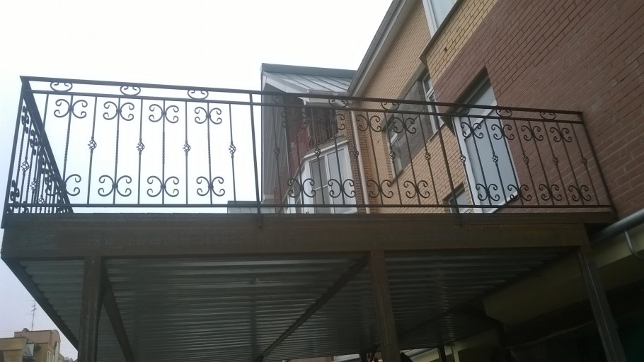 Ограждение балкона из профильной трубы с элементами ковки