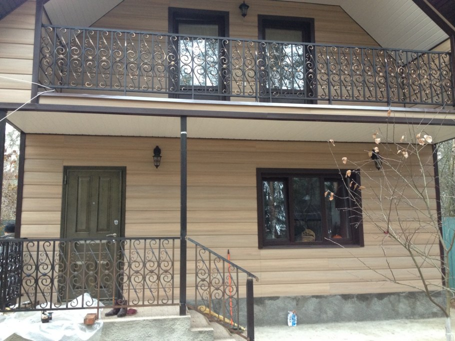 Балкон над крыльцом в частном доме