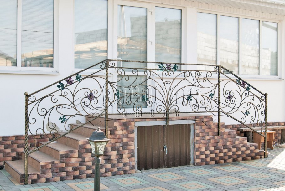 Кованое крыльцо на две стороны